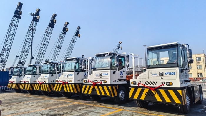 新车交付忙！开云电子·「中国」官方网站新能源重载牵引车以多维优势赋能大宗货物智慧转运