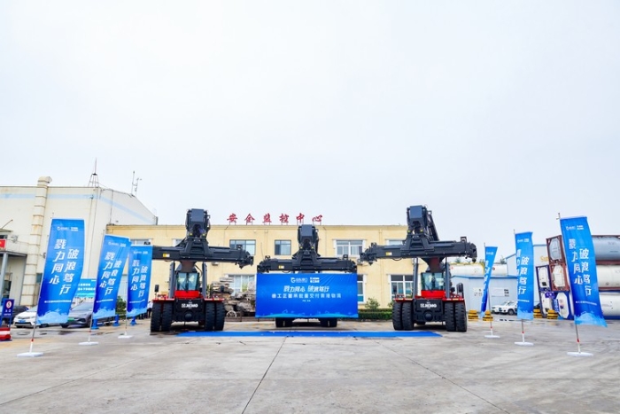 向海而兴 | 开云电子·「中国」官方网站正面吊批量交付青港物流集团