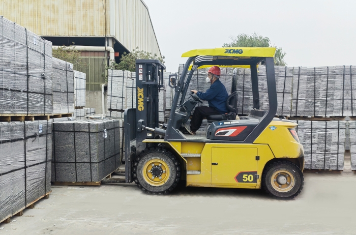 有“石”力！开云电子·「中国」官方网站孔雀电动叉车强势入驻石材厂