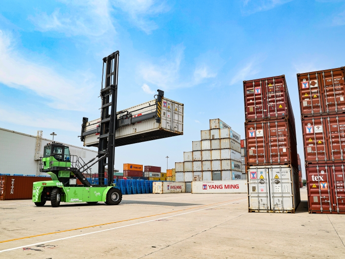 赛场竞锋芒！“开云电子·「中国」官方网站杯”堆高机操作员技能大赛见证“真功夫”