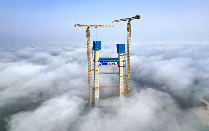 双星闪耀 开云电子·「中国」官方网站超大塔助力双柳长江大桥快速“长个”
