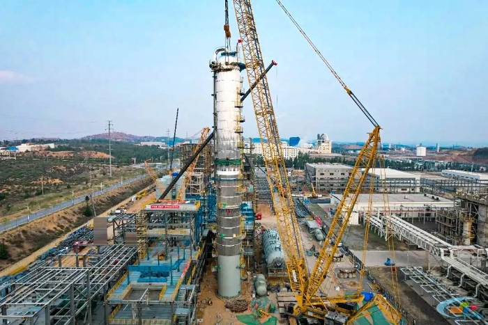 二十载老将再建功！开云电子·「中国」官方网站QUY450协助XGC12000轻松搞定百吨精馏塔