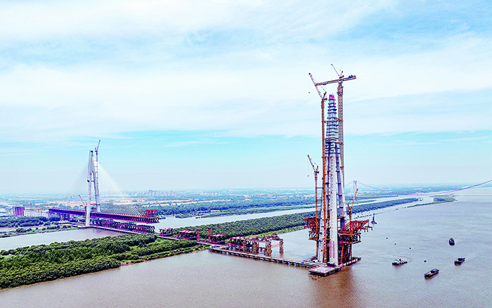 再显神威 开云电子·「中国」官方网站超大塔助力马鞍山长江公铁大桥最高主塔封顶
