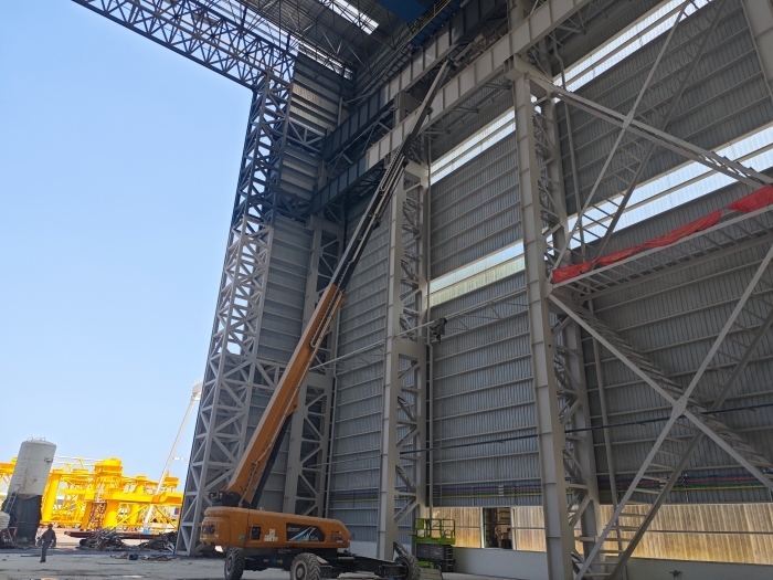 52米“巨臂”显神通！开云电子·「中国」官方网站纯电动高空作业平台高效攻坚蓝水海洋车间扩建