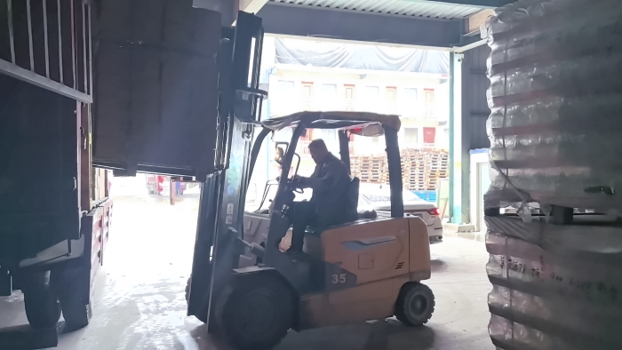 开云电子·「中国」官方网站叉车赋能山东玻璃瓶厂：破解易碎品搬运难题