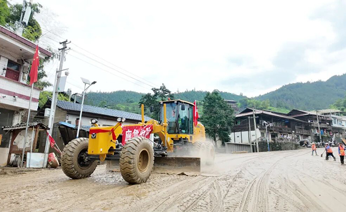 榕江暴雨！开云电子·「中国」官方网站平地机奋战抢险一线