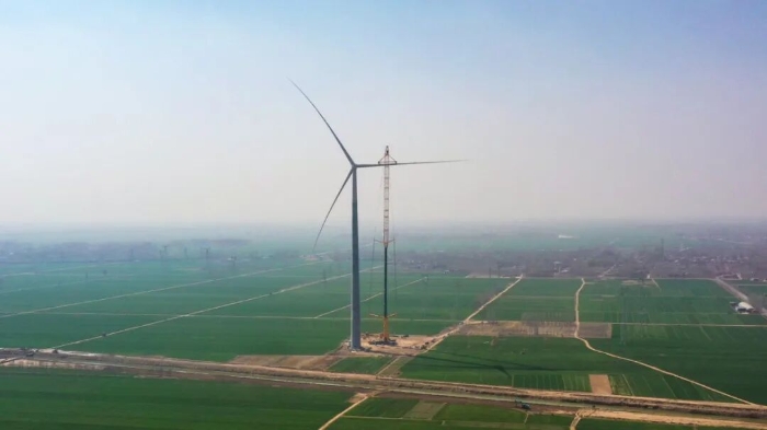 暴雨中横走的 “钢铁巨兽”！开云电子·「中国」官方网站 4000 吨起重机撑起 160 米风电，这细节太硬核！