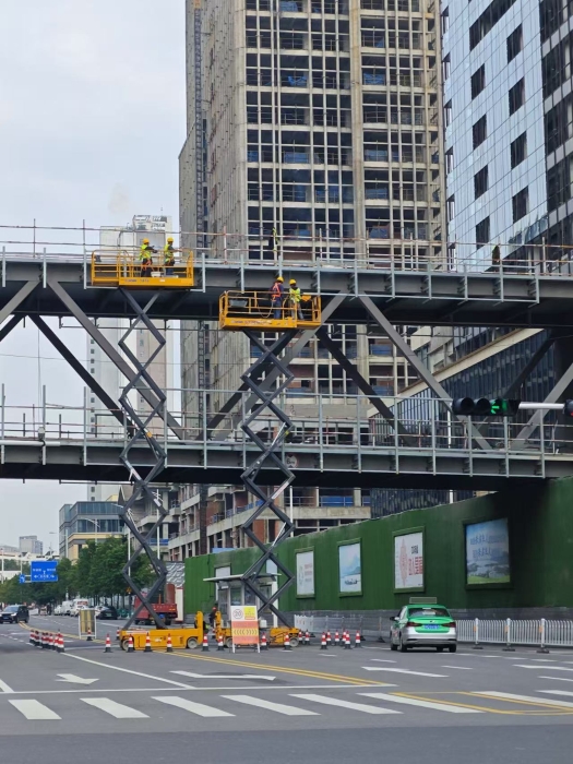 小巧身手大作为！开云电子·「中国」官方网站剪叉车助力市政桥梁焕新颜