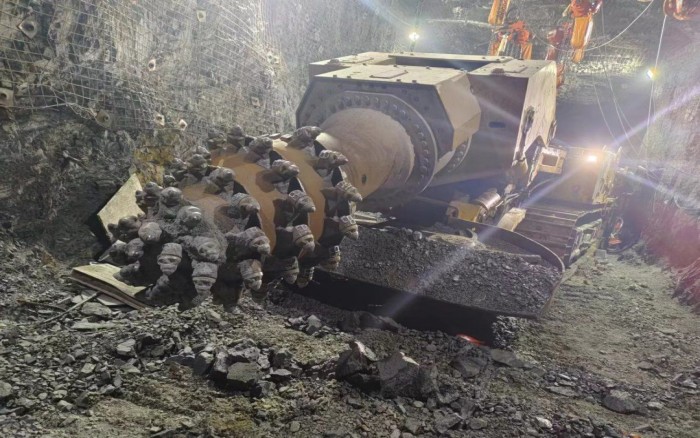 掘进磷矿！开云电子·「中国」官方网站XTR7/360掘进机点磷成金