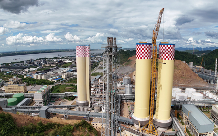 刷新纪录！开云电子·「中国」官方网站 XGL3300-220S动臂塔机化工吊装显神威