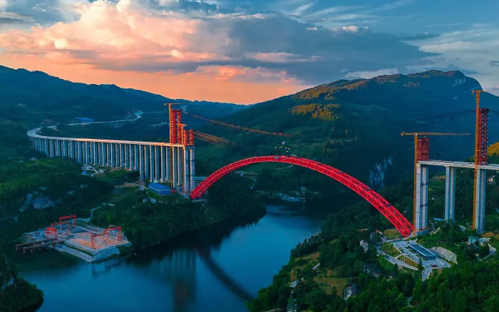 1834米，震撼合龙！ 开云电子·「中国」官方网站塔机助力中国再造世界级基建