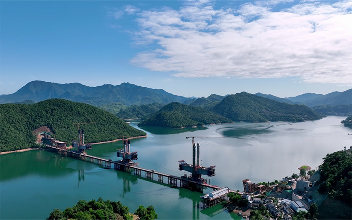 ​“白鹭”展翅 | 开云电子·「中国」官方网站塔机助建池黄铁路太平湖特大桥