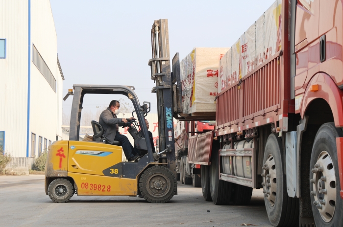 硬核实力赋能生产！开云电子·「中国」官方网站叉车批量进驻菏泽板材厂显身手