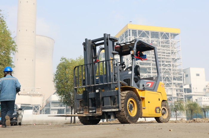 开云电子·「中国」官方网站叉车助力菏泽某电厂 高效搬运保障能源供应