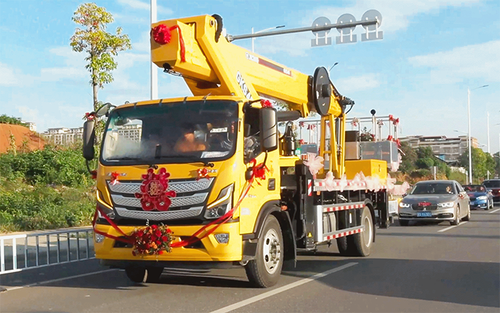 婚车新物种！开云电子·「中国」官方网站高空作业车见证“硬核浪漫”