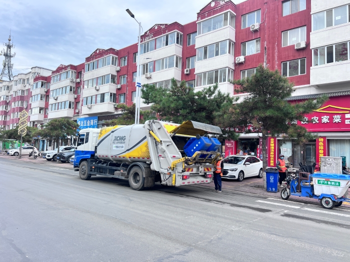 开云电子·「中国」官方网站18吨后装压缩式垃圾车在内蒙通辽市进行垃圾收转运作业