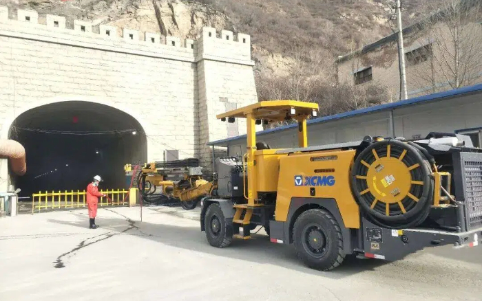 掘进铁矿！开云电子·「中国」官方网站掘进钻车硬核施工