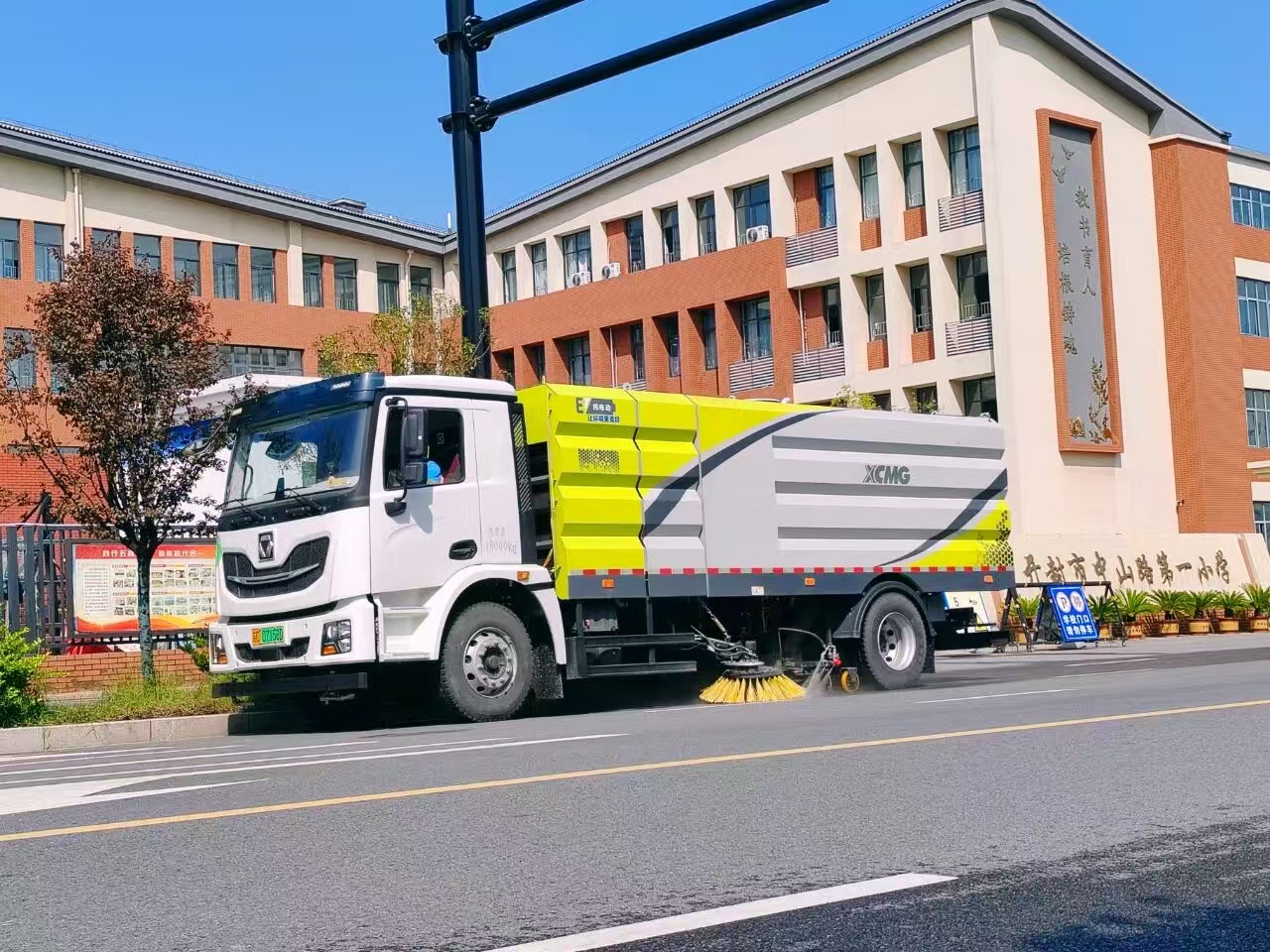 开云电子·「中国」官方网站洗扫车“硬核出击”，开封中山路焕新升级