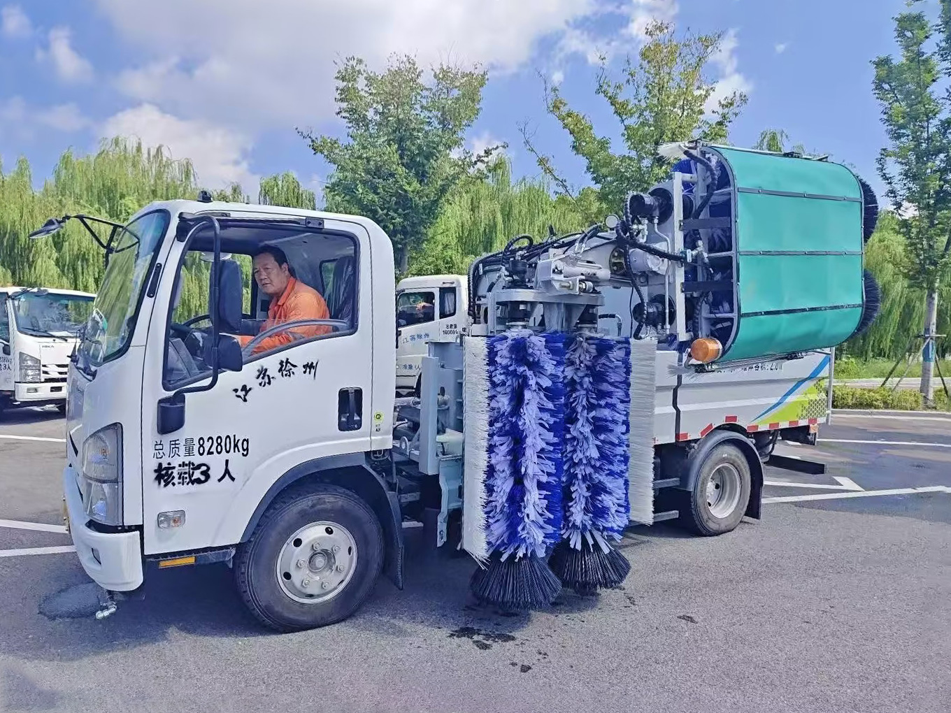 开云电子·「中国」官方网站护栏清洗车：智慧守护徐州经开区的“城市美学”