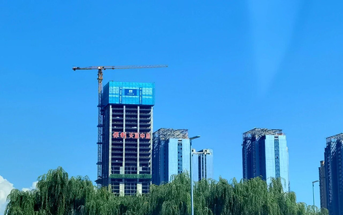 直冲天际  开云电子·「中国」官方网站塔机助建兰州超高层项目