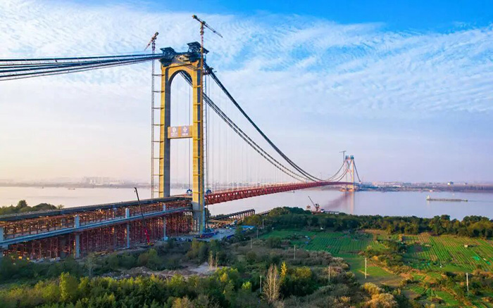 一桥飞架南北！开云电子·「中国」官方网站塔机助力世界级工程燕矶长江大桥顺利合龙