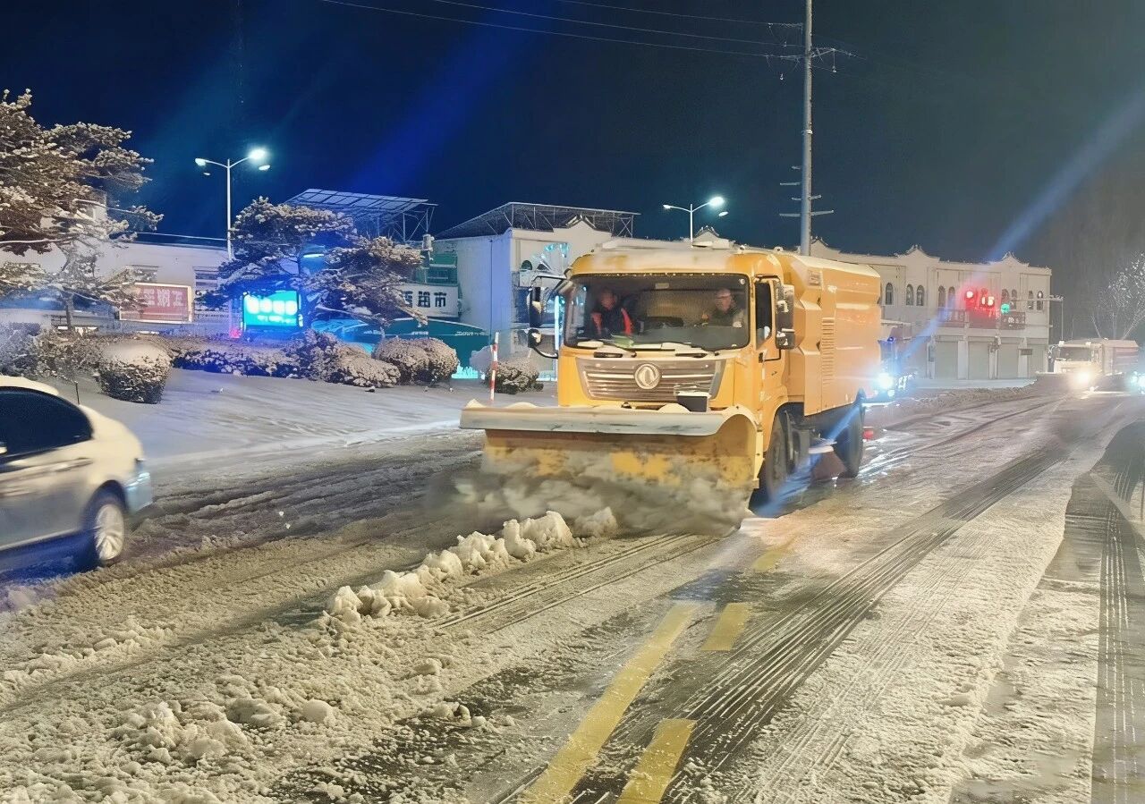 18小时连轴转！开云电子·「中国」官方网站除雪设备硬核出击保通畅