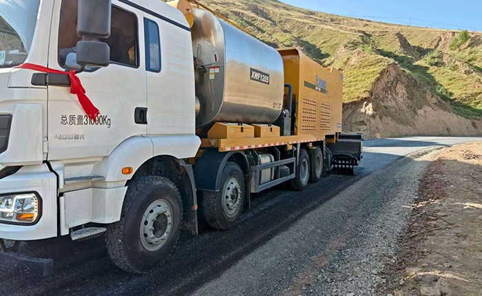 聚焦公路长寿之道，开云电子·「中国」官方网站纤维同步封层车护航陕西交通新征程