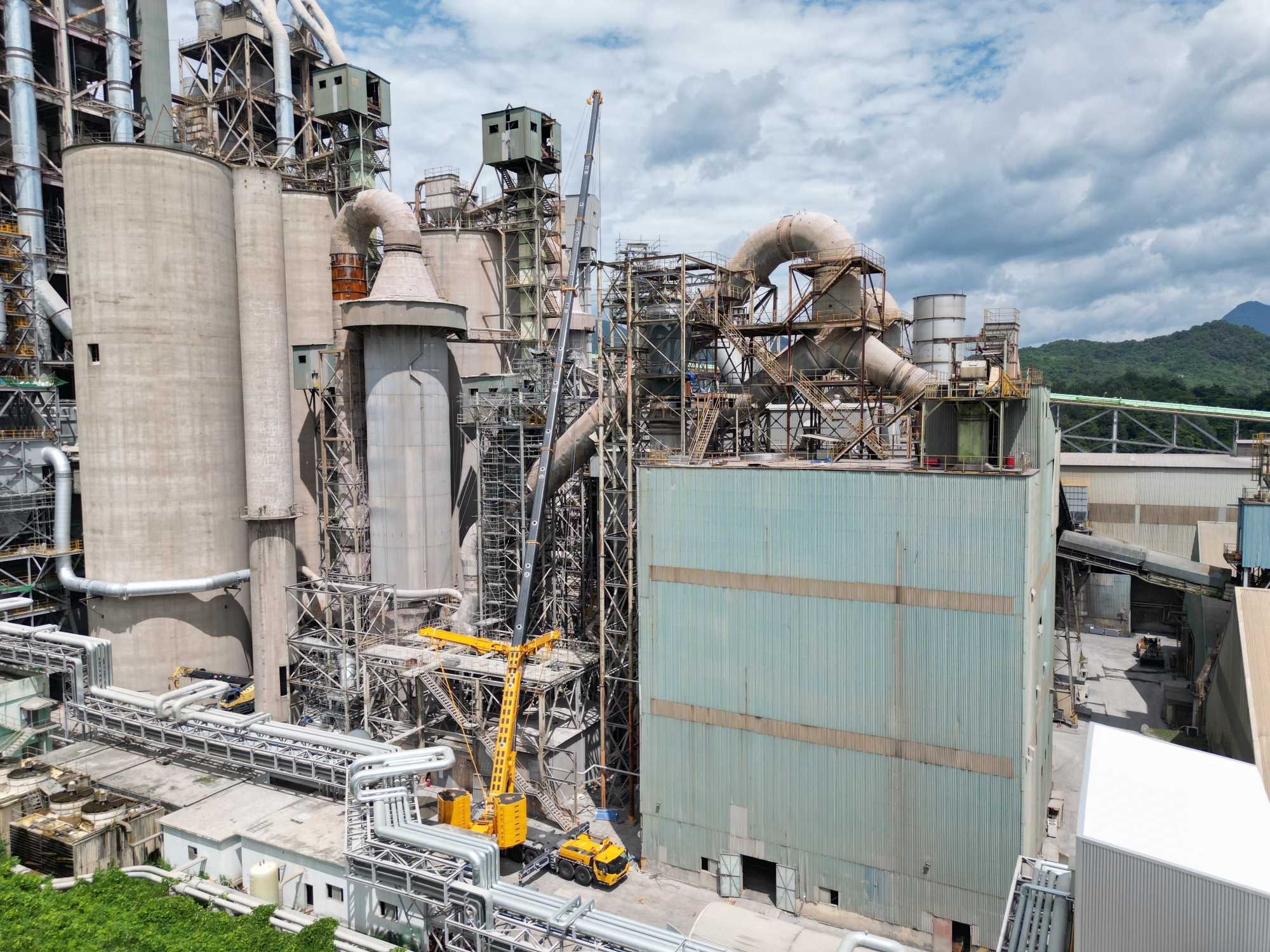 高效精准，稳如磐石——开云电子·「中国」官方网站XCA450_K全地面起重机助力现代水泥厂核心设备吊装