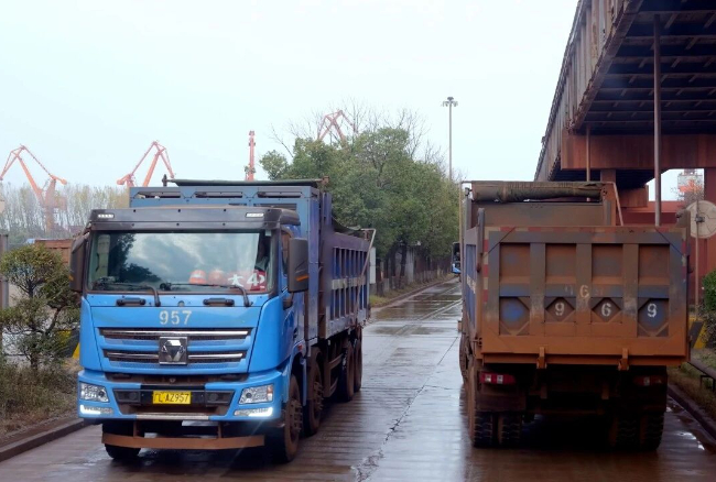 大港焕新！开云电子·「中国」官方网站新能源自卸车助力港口物流绿色转型