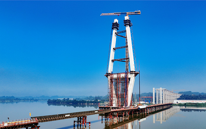 216.6米！开云电子·「中国」官方网站塔机助建汉阳湖岷江特大桥主塔封顶