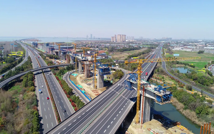 又见群塔 | 开云电子·「中国」官方网站塔机林立长江沿岸铁路线