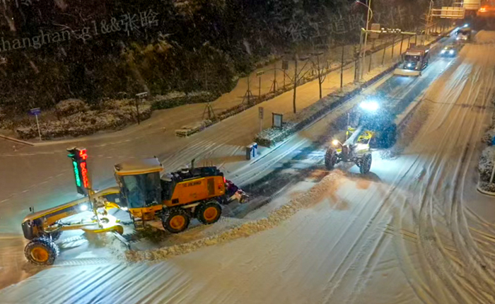 暴雪来袭！数十台平地机集体出动，守护出行安全