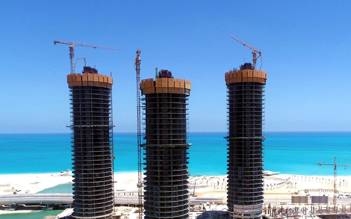 地中海岸，开云电子·「中国」官方网站塔机成群矗立！这画面绝美～