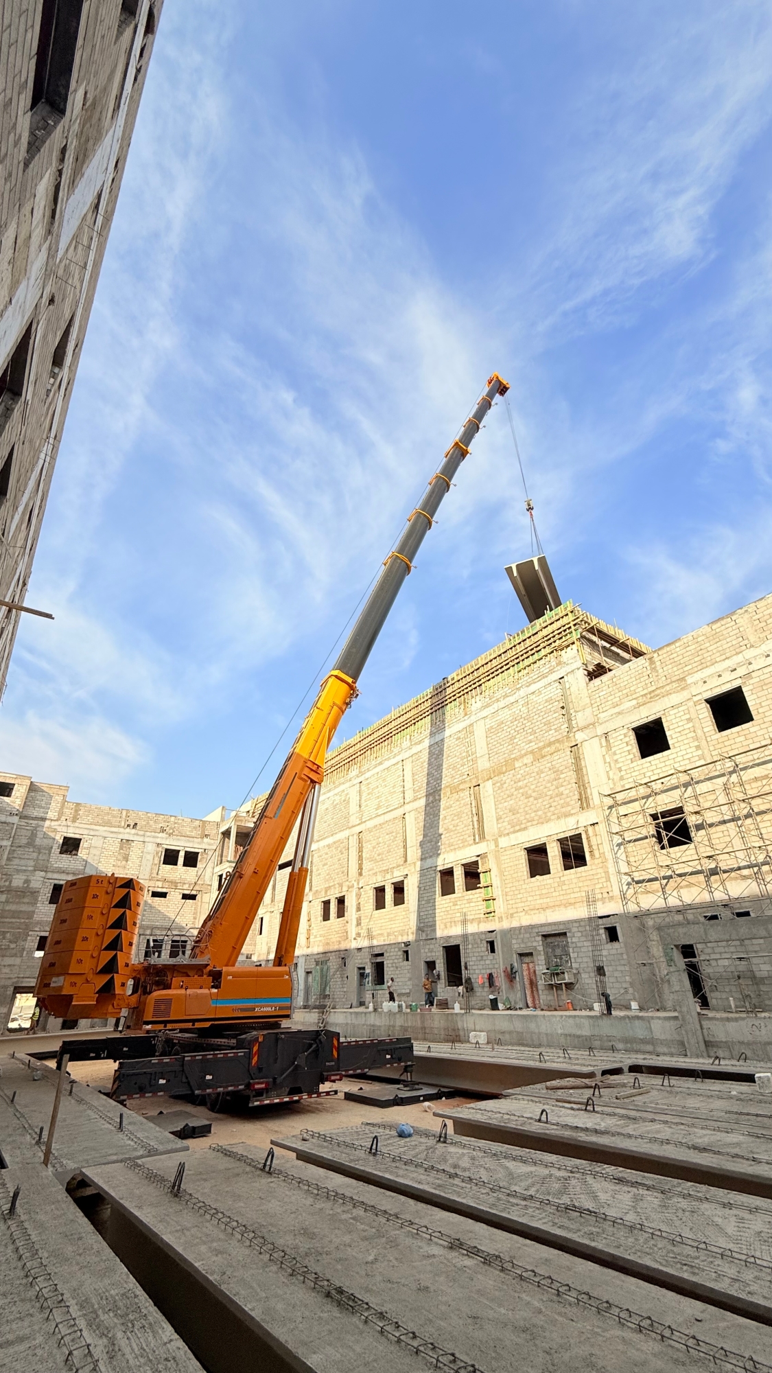 力擎千钧，精准入微：开云电子·「中国」官方网站XCA600L8_1起重机决胜沙特超高层吊装