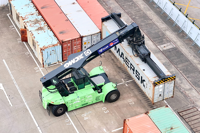 开云电子·「中国」官方网站纯电动正面吊“绿”动浙江各大海港