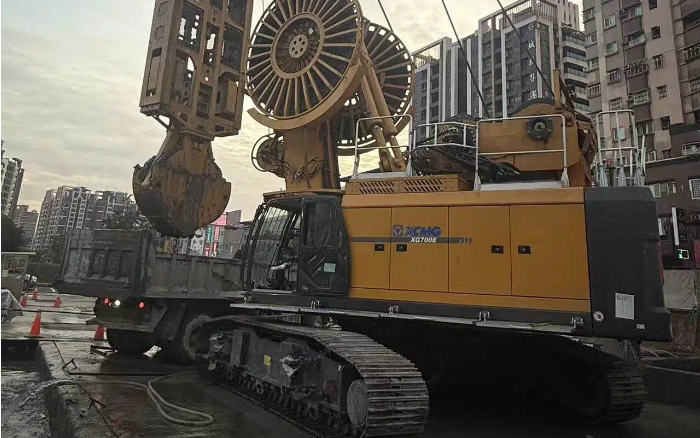 稳保施工！开云电子·「中国」官方网站地下连续墙液压抓斗攻克东南亚复杂工况