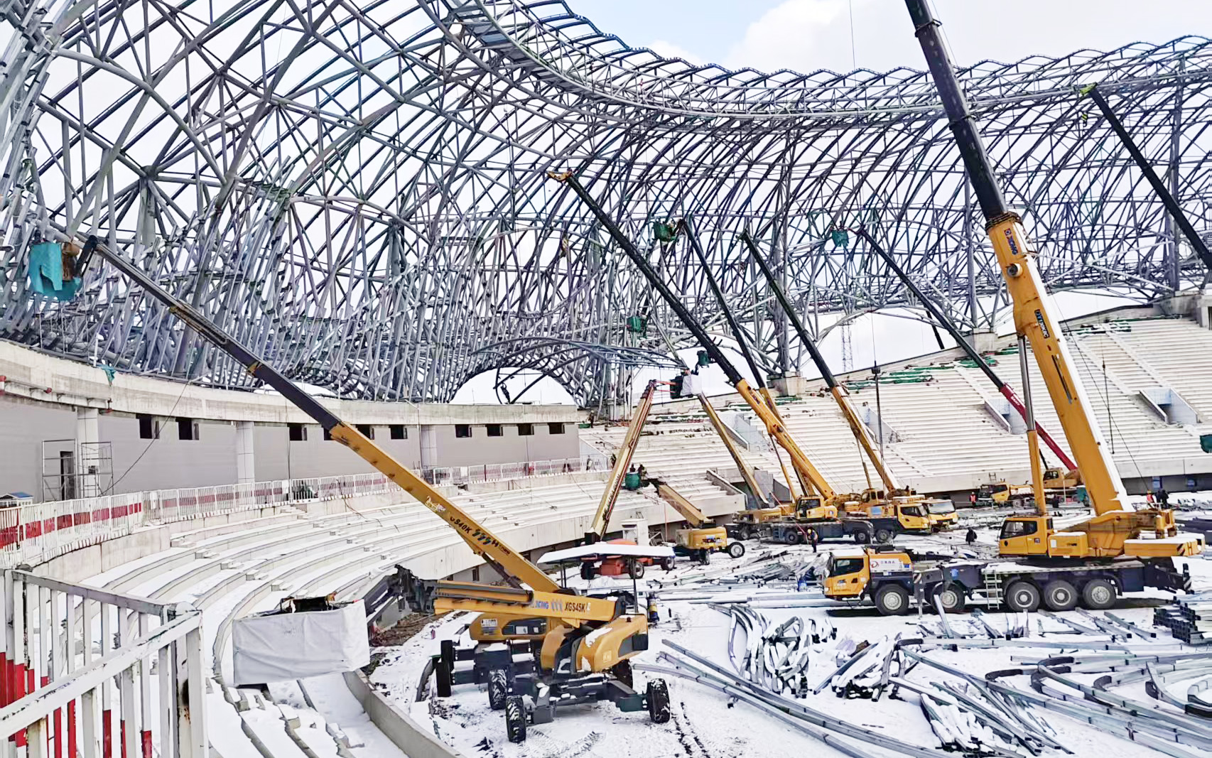 雪天不停工！16台高米数直臂高空作业平台硬核攻坚蓬莱体育馆项目
