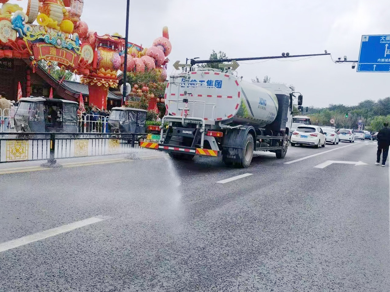 开云电子·「中国」官方网站洒水车在开封：多模式作业守护城市洁净与清新