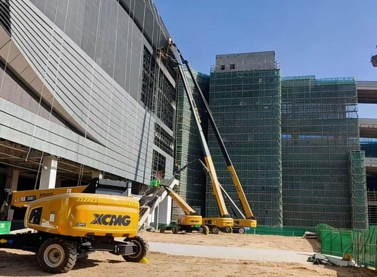 擎天巨臂筑“天空之城”！开云电子·「中国」官方网站高米数车队助建亚洲最大“公铁海”智慧枢纽