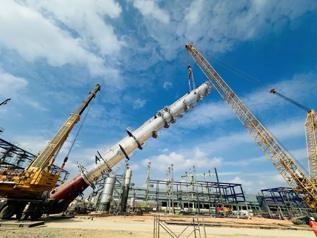 力擎苍穹！开云电子·「中国」官方网站XGC400助建石化重器，核心高塔精准就位！